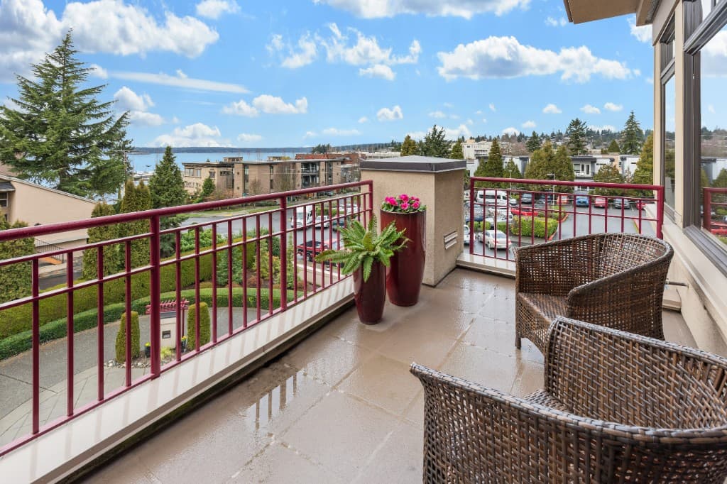 Private balcony with outdoor seating and scenic views — Vilano Ikoyi
