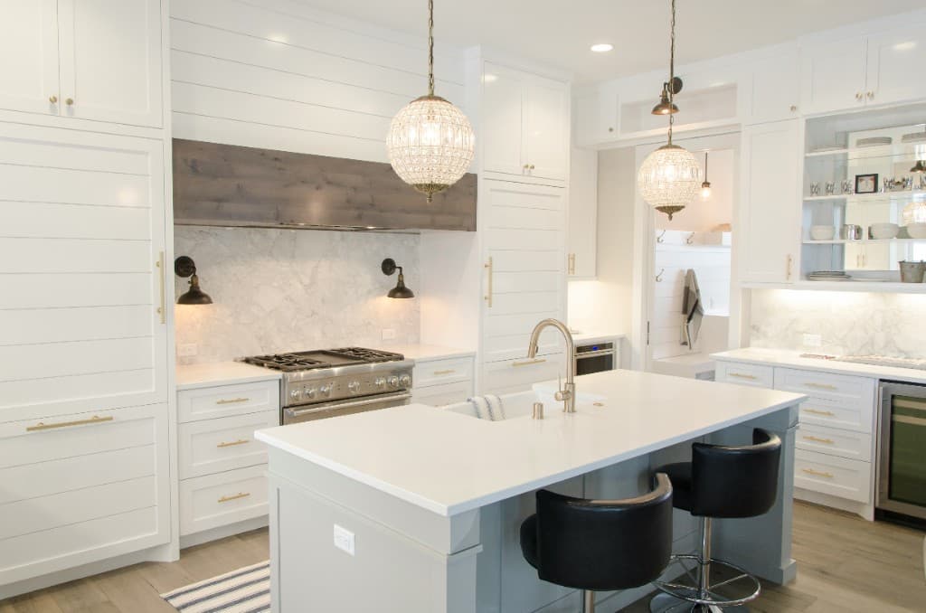 Modern kitchen with island, marble surfaces, and designer lighting — Vilano Ikoyi